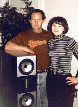 Vaic-Boxen Entwickler Ing. Stefan Fekete mit Vaic-Box und Alesa Vaics Schw&auml;gerin Josefine
